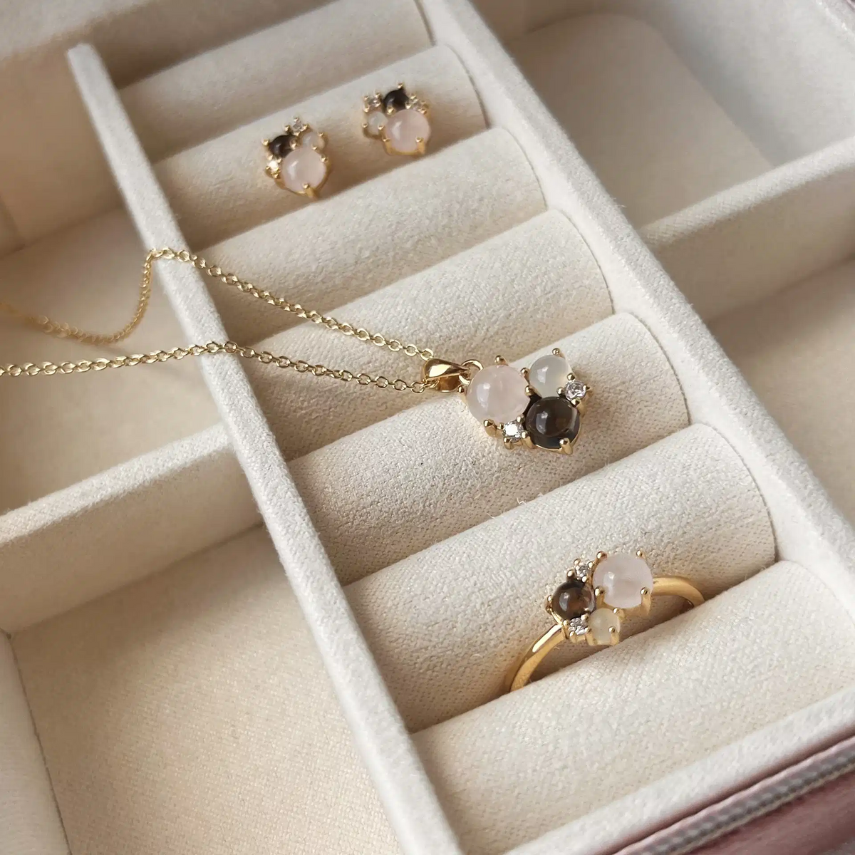 Forgyldt ring med rosa kvarts, røgkvarts og zirkonia