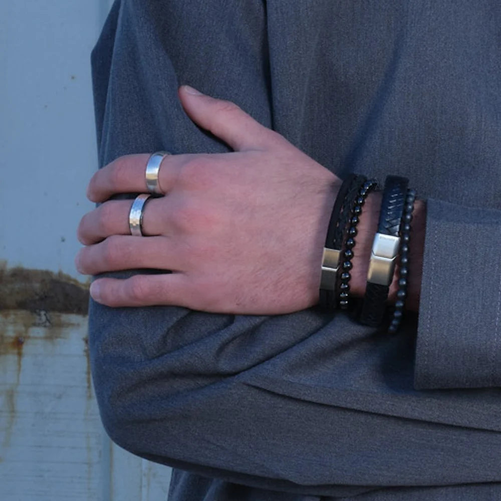 SON armbånd med sort onyx og rustfri ståldetaljer på håndled