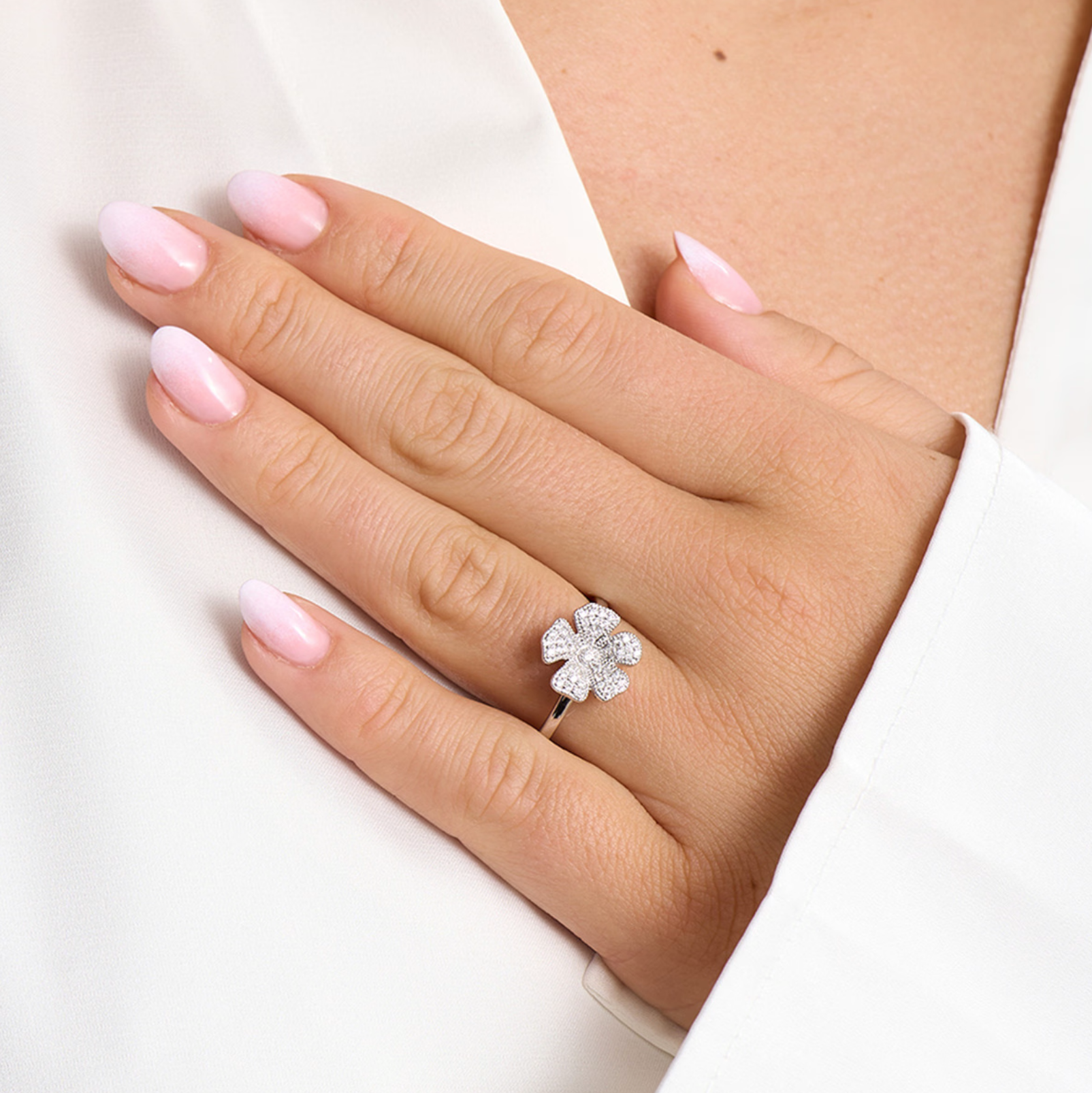 Fleur sølv ring m. hvide topaser