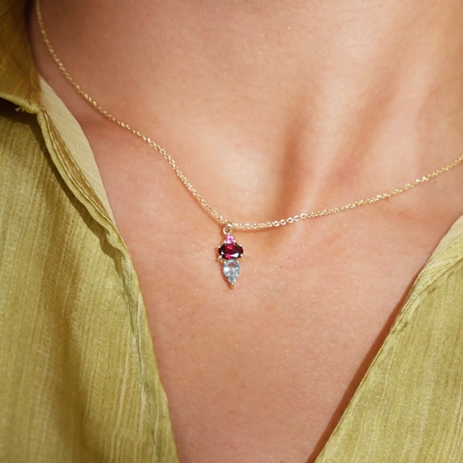 Halskæde i 8 kt. m. rhodolit